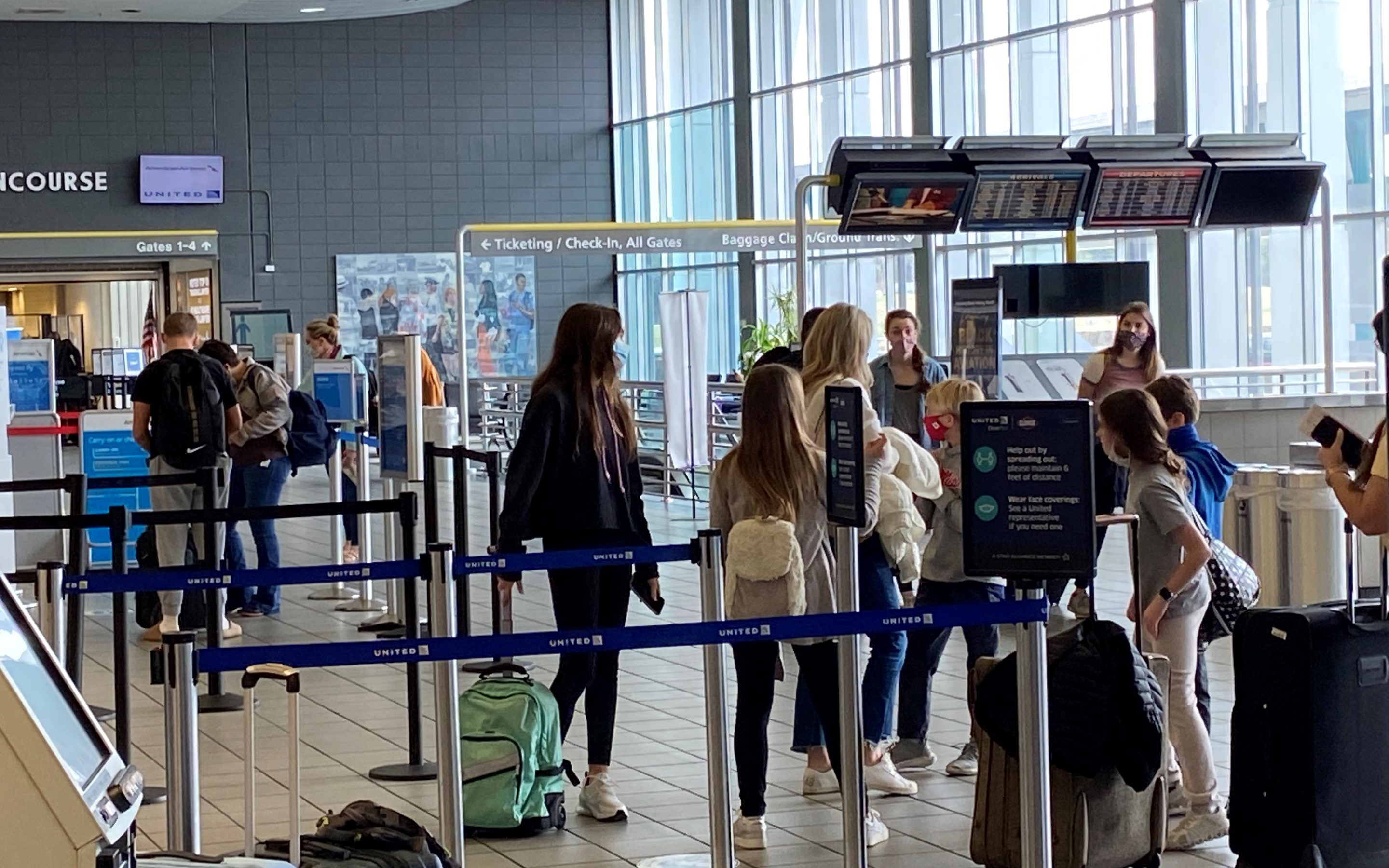 Peak Year-End Holiday Travel Begins at JAN; Parking Options; Passenger Volumes Above 2019 Pre-COVID Levels